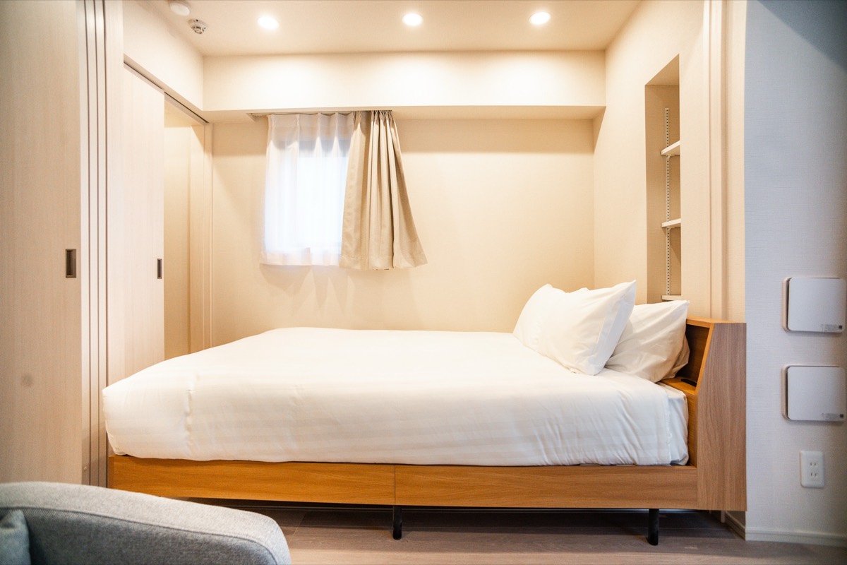 窓辺にベッドを配した客室
